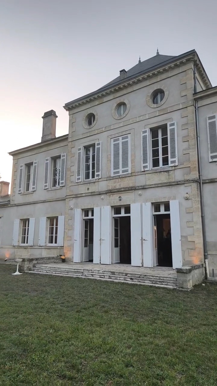 La façade du château Haut-Nouchet, en fin de journée