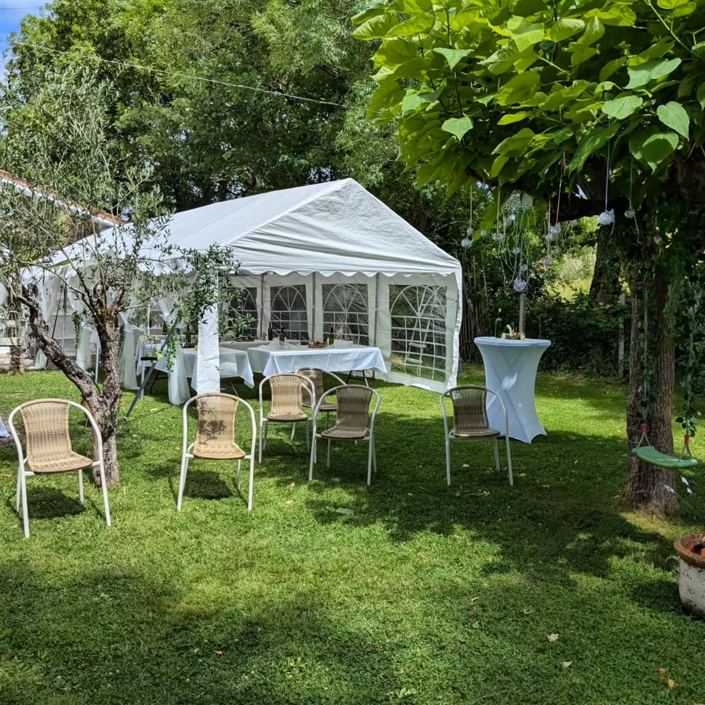Le chapiteau blanc dans le jardin, au milieu des arbres