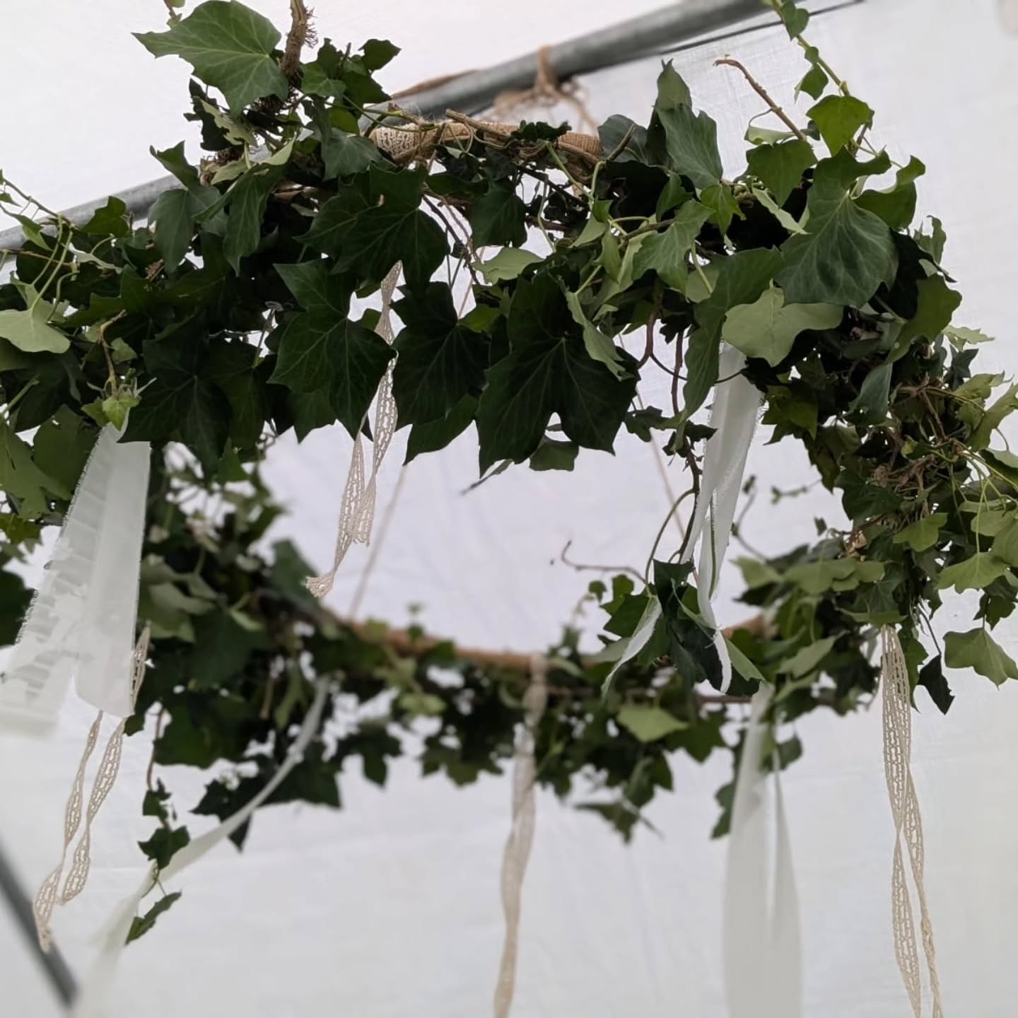 Couronne de lierre suspendue sous le chapiteau